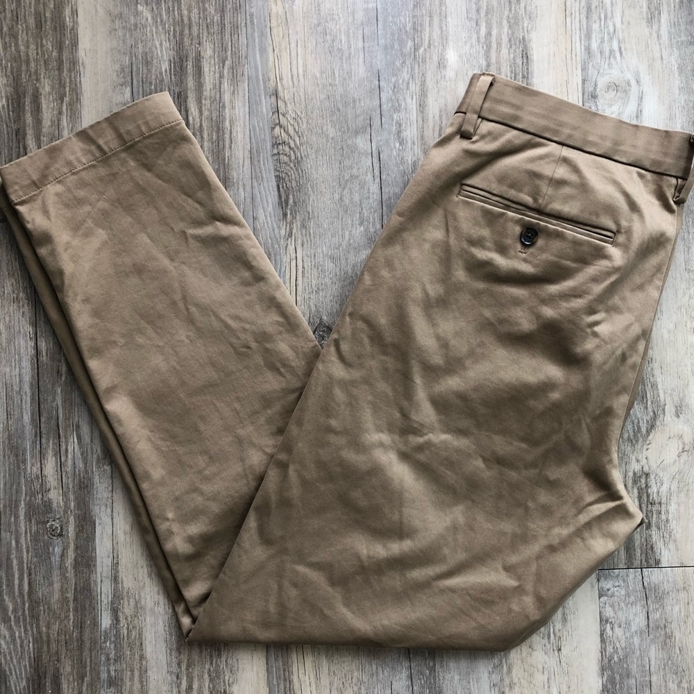 Men’s khaki chino pant